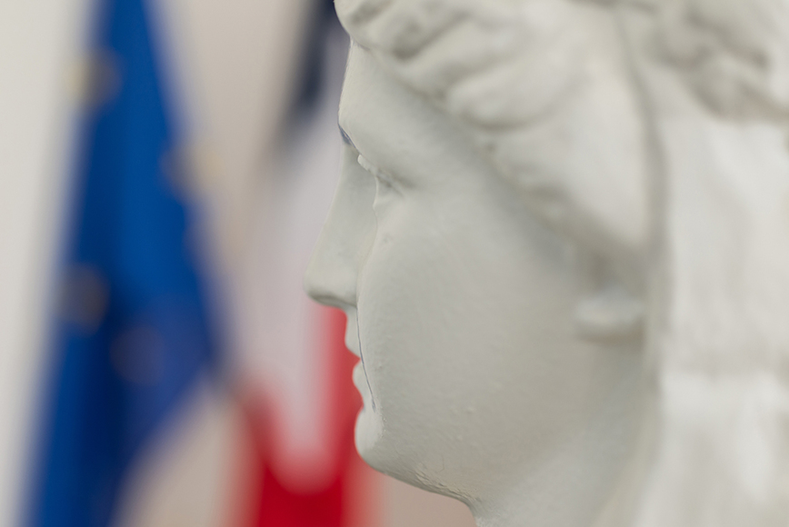 144636marianne-statue-drapeau_web.jpg