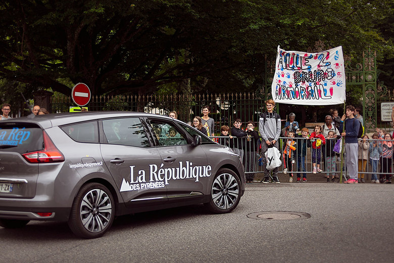 Les enfants du Centre de Loisirs à fond derrière le régional de l\'étape !